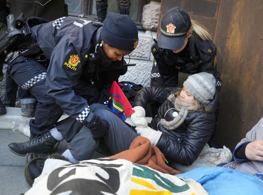 Norveška policija na kratko lišila slobode Gretu Tunberg tokom demonstracija