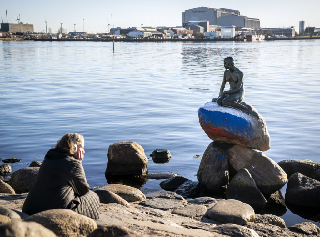 Danska: Osnova statue Male sirene oslikana u bojama ruske zastave