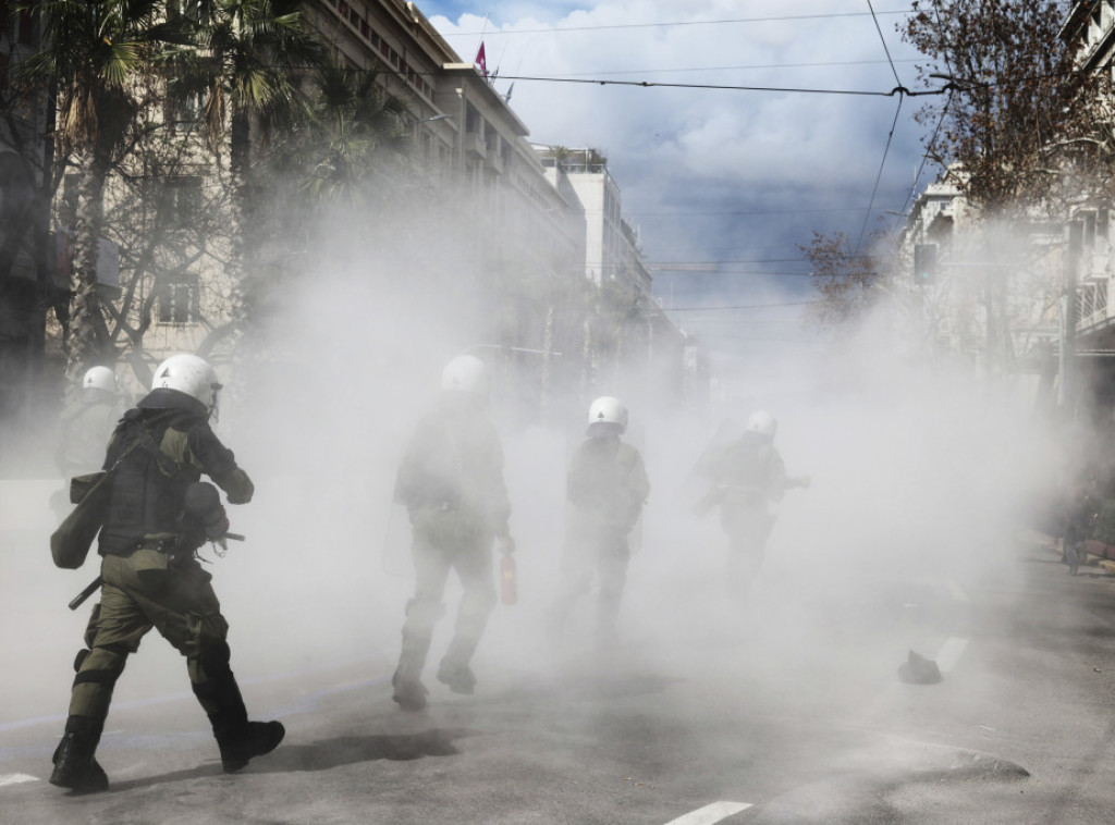 Oko 10.000 ljudi protestvalo u Atini zbog železničke nesreće: Demonstranti se sukobili s policijom, pet osoba uhapšeno