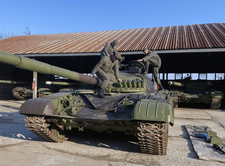 Vojska Srbije: Pripadnici tenkovskog bataljona uvežbavali gađanje iz tenka M-84 na poligonu "Orešac" kod Vršca