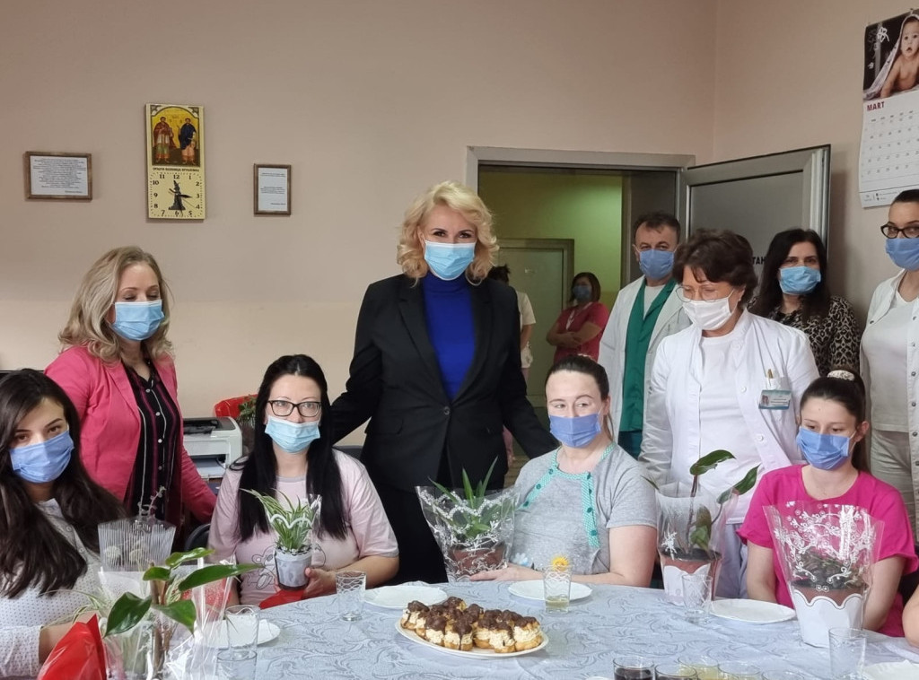Ministarka Kisić obišla kruševačko porodilište i podelila poklone mamama uoči 8. marta