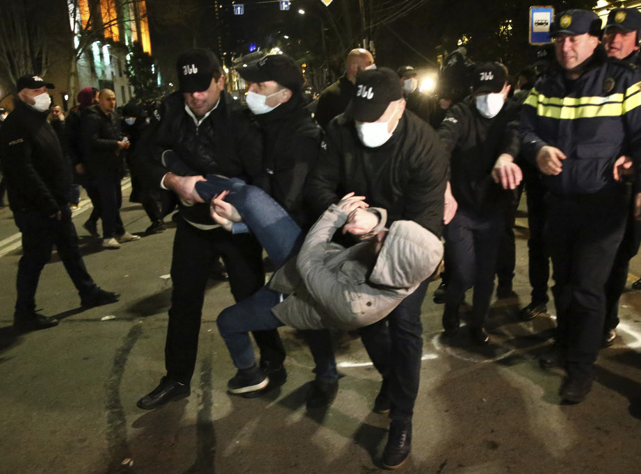 Nasilni protesti u Tbilisiju, uhapšeno 77 demonstranata