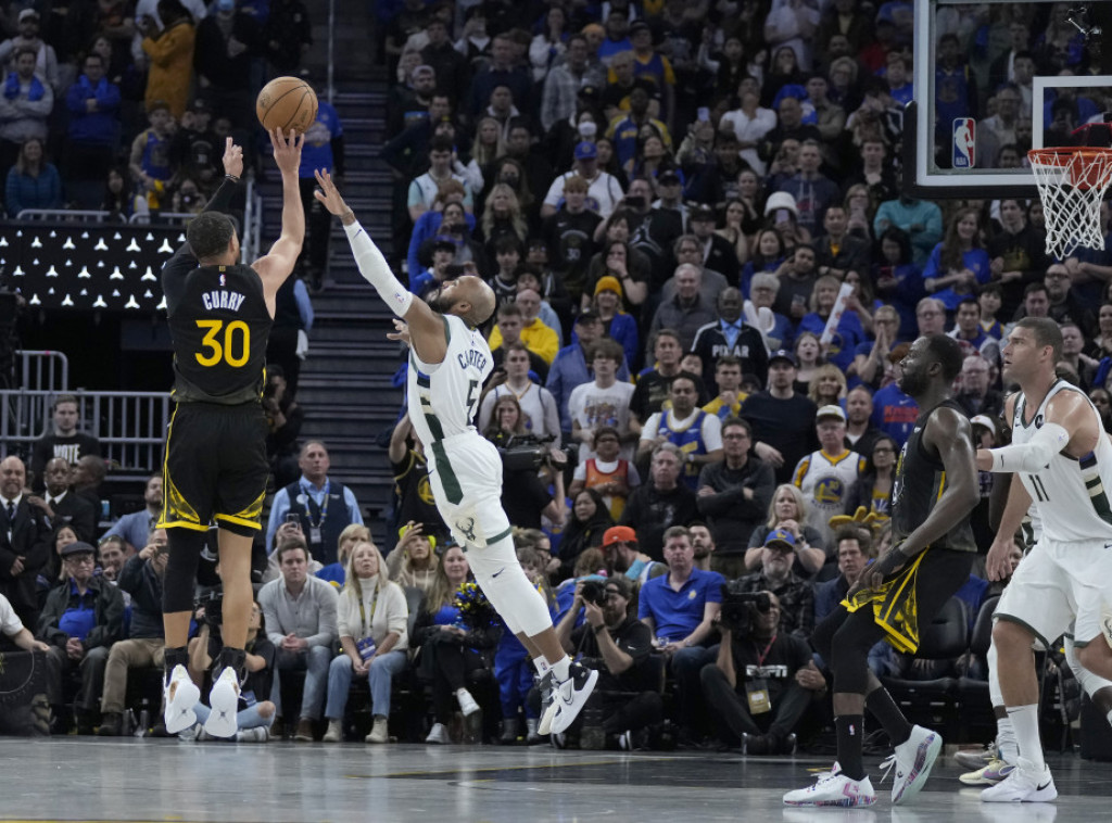 Košarkaši Golden Stejta pobedili Milvoki, Sakramento nadigrao Finiks