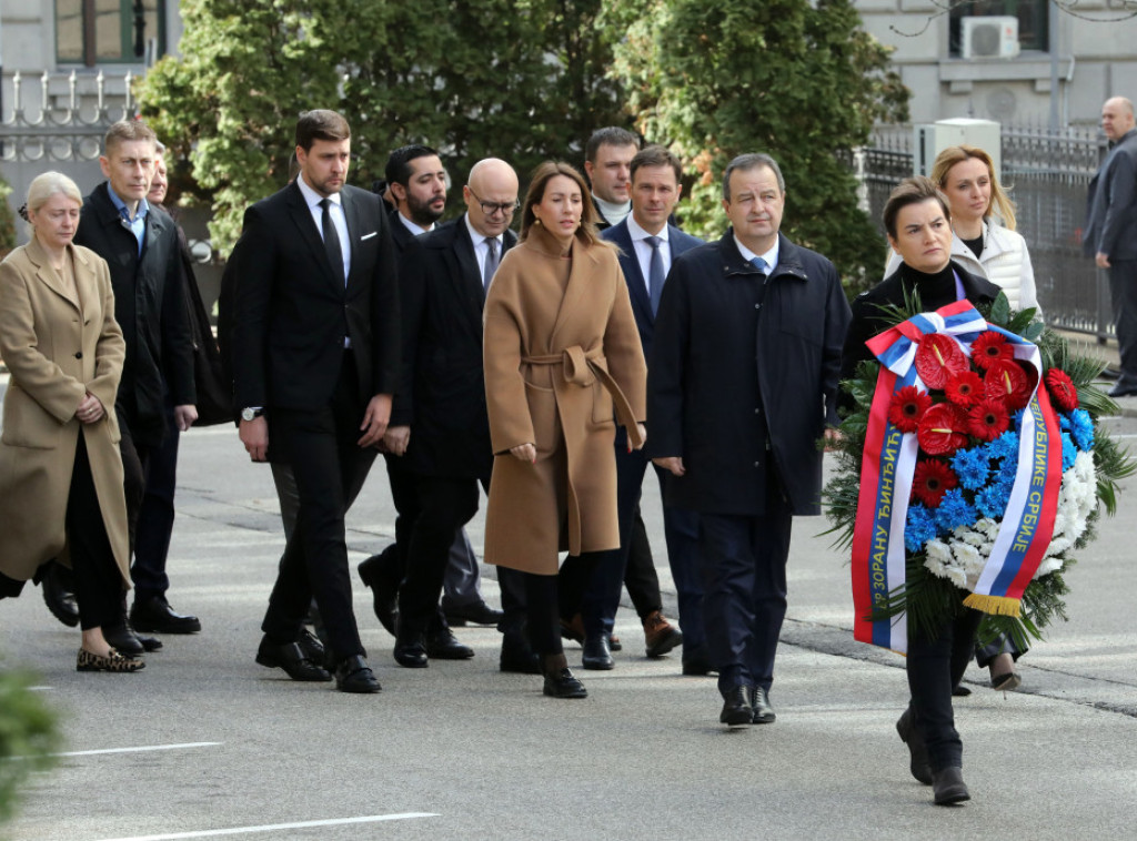 Brnabić i članovi Vlade položili venac na mestu ubistva Đinđića