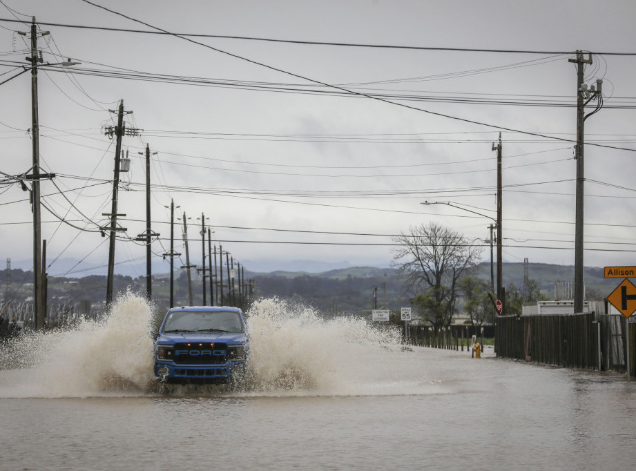 U Kaliforniji i na severoistoku SAD zbog oluja preko 400.000 potrošača bez struje