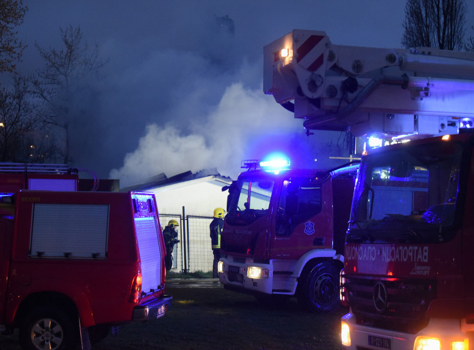 Beograd: U Šavničkoj ulici na Čukarici požar u automobilskoj radnji
