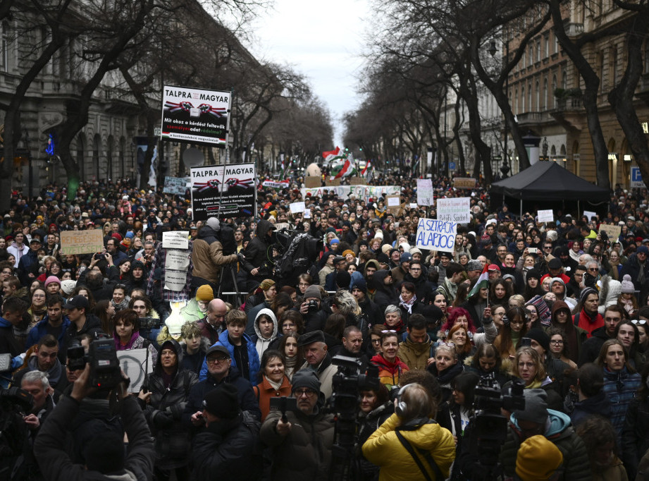 Hiljade prosvetara i studenata protestovalo u Budimpešti na državni praznik