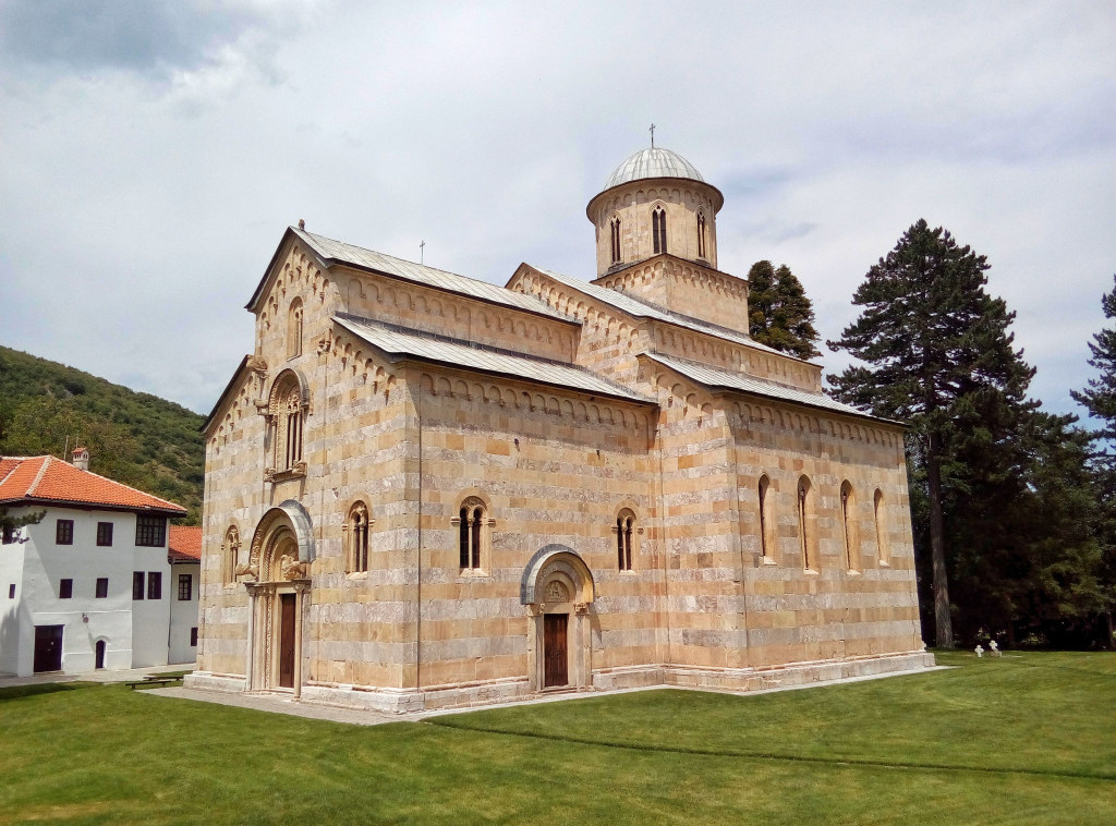 Majkl Devenport pozdravio odluku Prištine da se zemljište manastira Visoki Dečani upiše u katastar