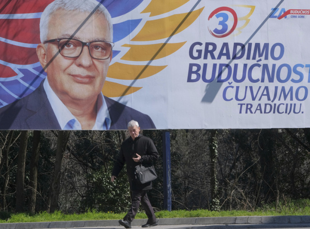 Podgorica "okićena" bilbordima, poruke od časti do budućnosti