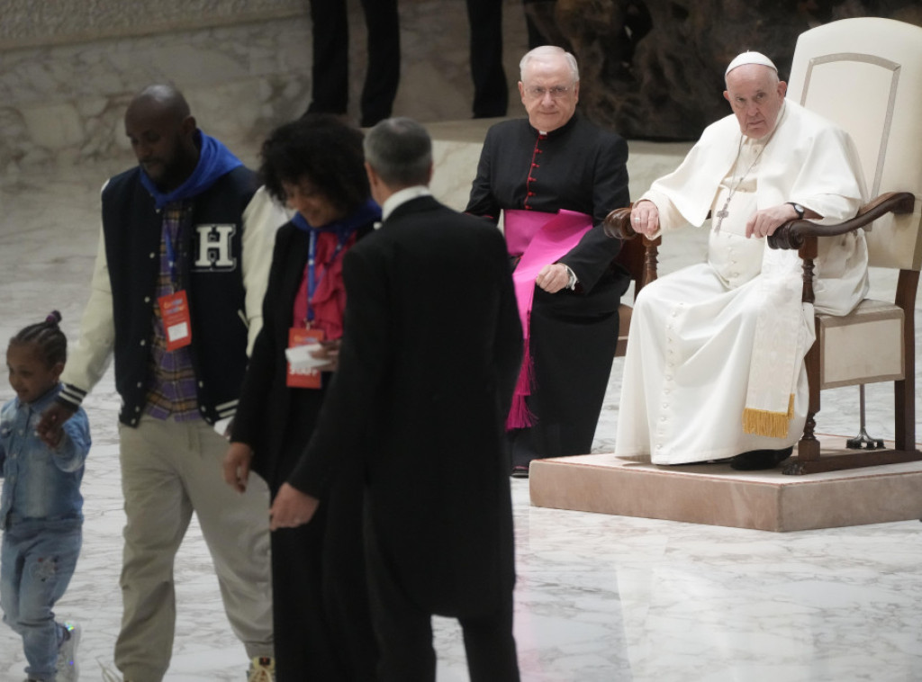Papa Franja susreo se sa izbeglicama i promovisao legalne "humanitarne koridore"