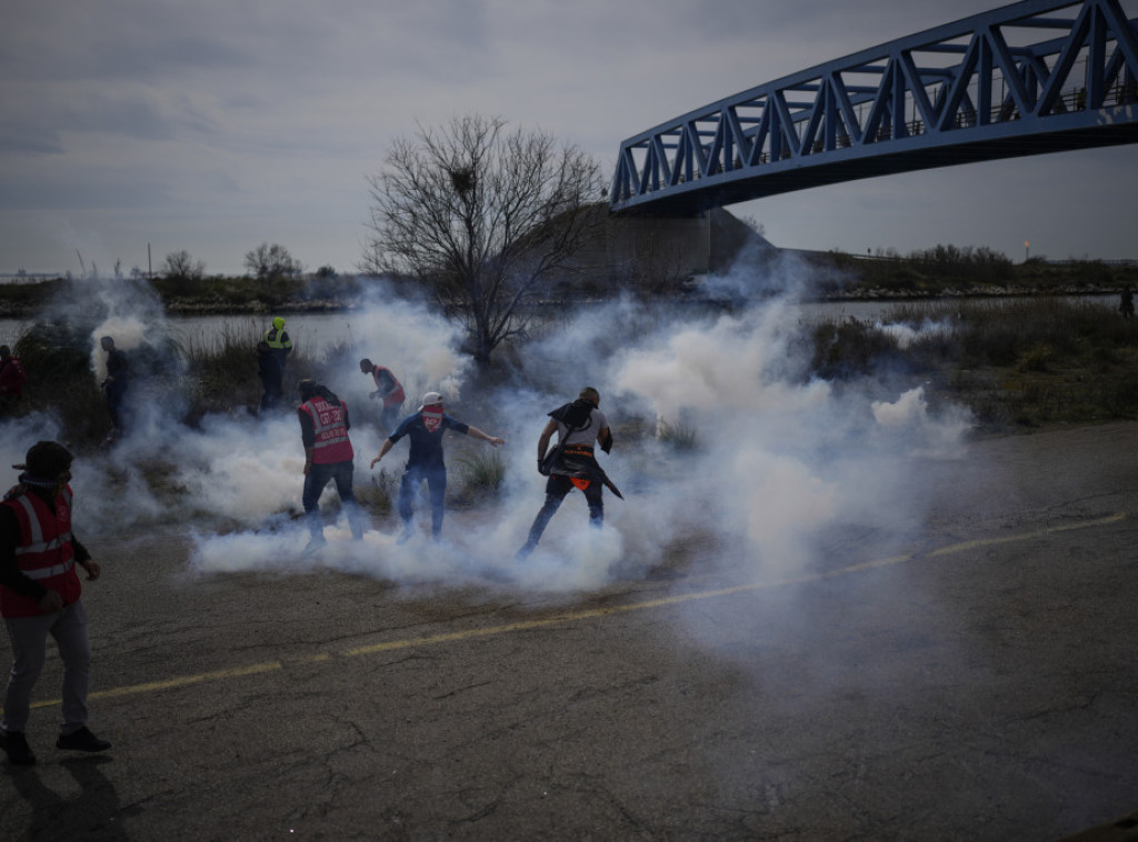 Tri policajca povređena u francuskoj rafineriji u sukobu sa demonstrantima