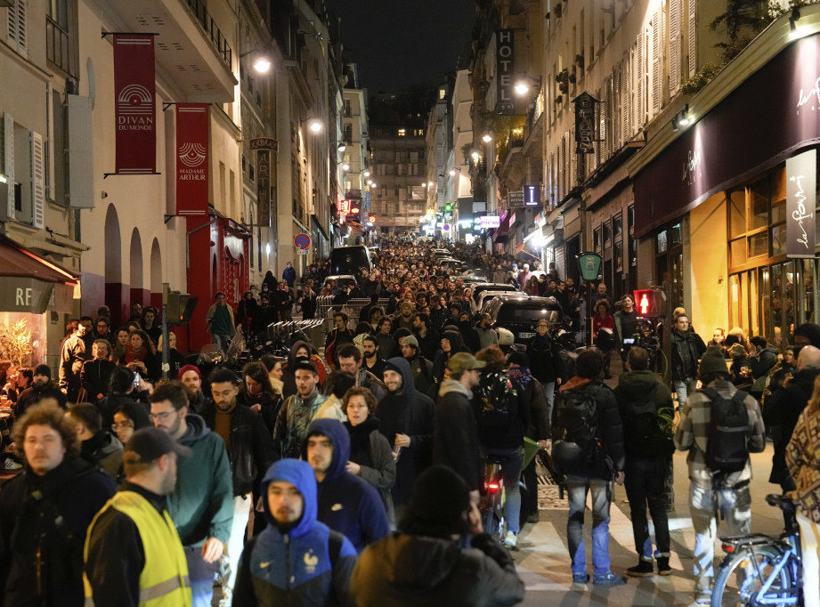Makron najavio sprovođenje penzione reforme, demonstranti na ulicama Pariza