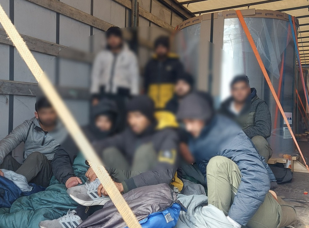 Carinici sprečili migrante da u koturovima aluminijuma ilegalno pređu granicu