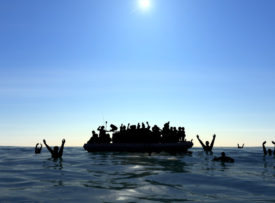 Devojka poginula, 45 migranata preživelo posle prevrtanja čamca kod Italije