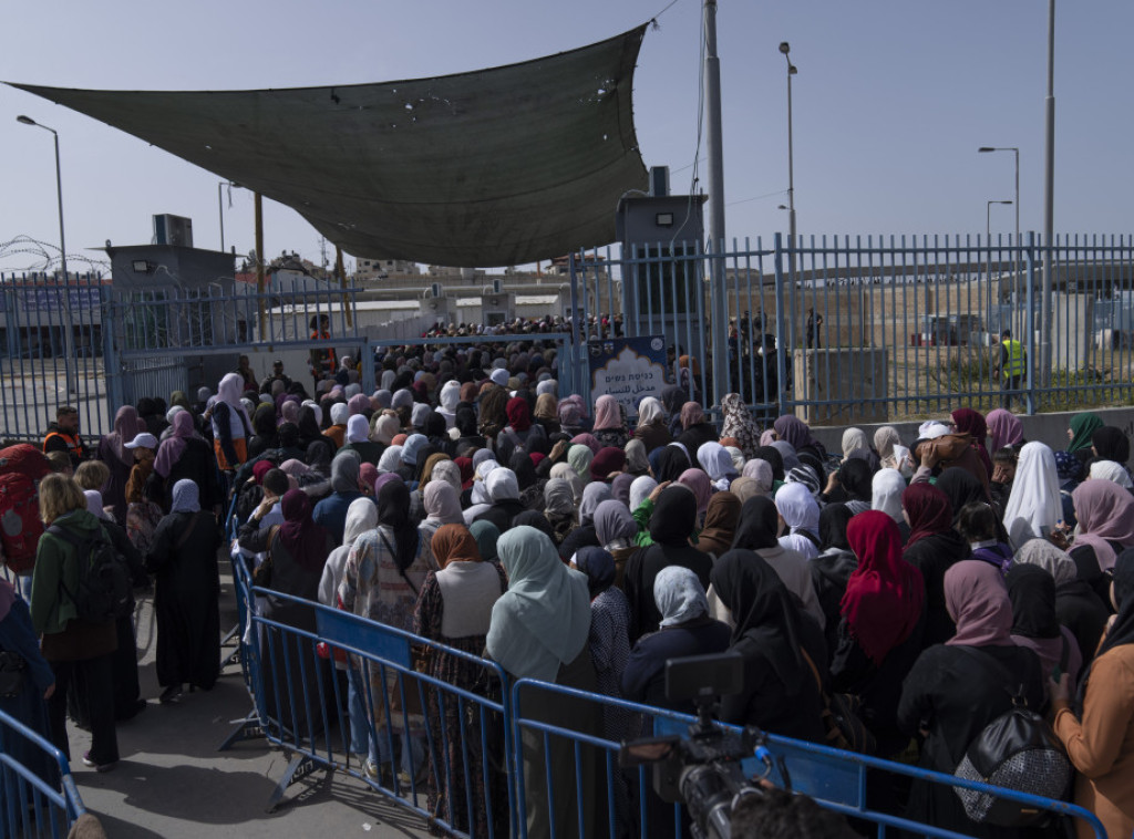 Jerusalim: Desetine hiljada muslimana prisustvovalo podnevnoj molitvi u džamiji Al-Aksa