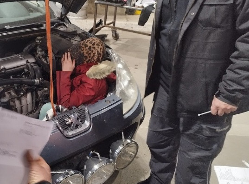 Gradina: Otkrivena ilegalna migrantkinja skrivena ispod haube