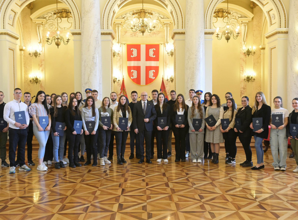 Ministar Vučević uručio ugovore o stipendiranju