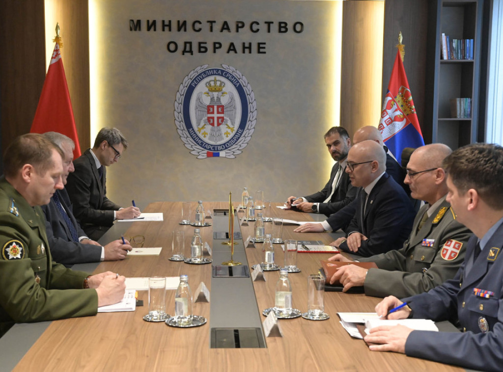 Ministar Vučević sa ambasadorom Belorusije: Srbija vodi balansiranu politiku odbrane