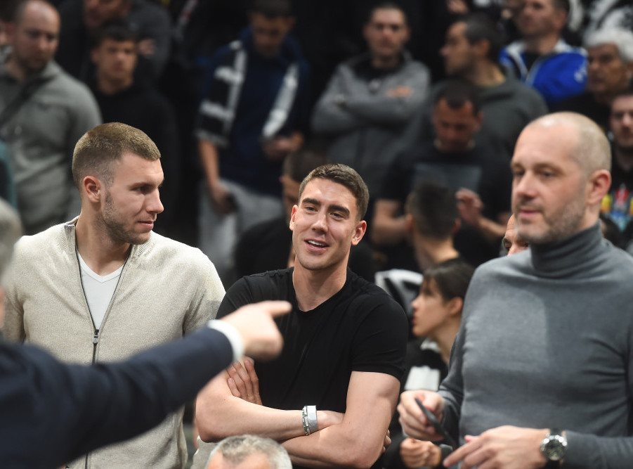 Vlahović, Milenković i Pavlović bodre košarkaše Partizana protiv Barselone