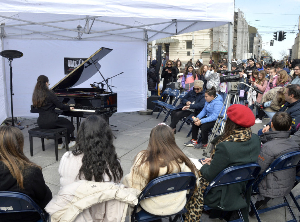 Međunarodni dan klavira: Mladi pijanisti muzicirali u centru Beograda