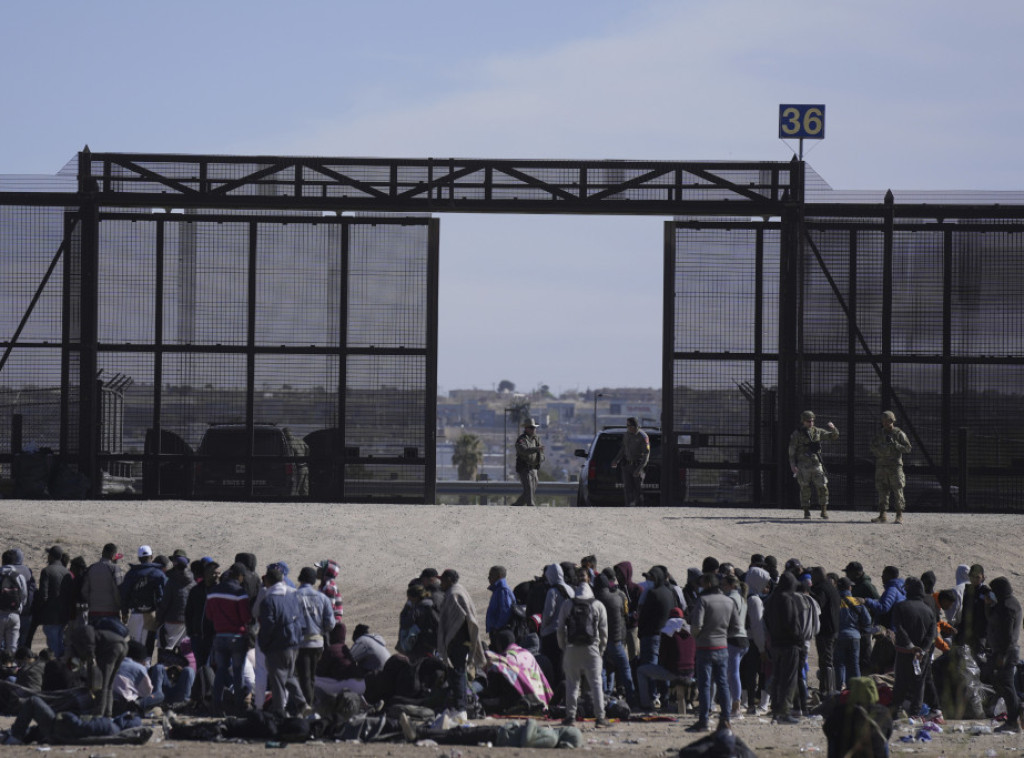 Više od 1.000 migranata iz Meksika predalo se graničnim vlastima SAD