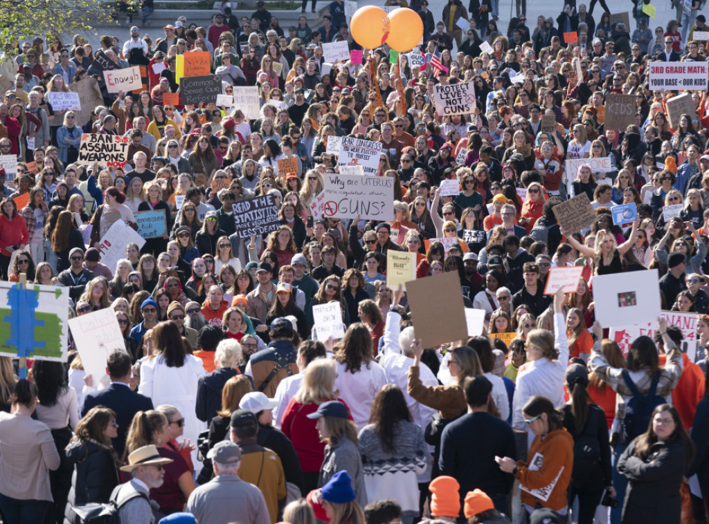 SAD: Demonstranti traže od vlasti u Tenesiju strože zakone o oružju nakon nedavne pucnjave u školi