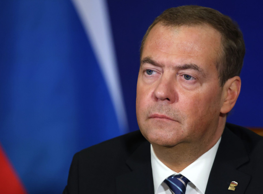 Medvedev: Rusija će odgovoriti na raspoređivanje mirovnih trupa u Ukrajini