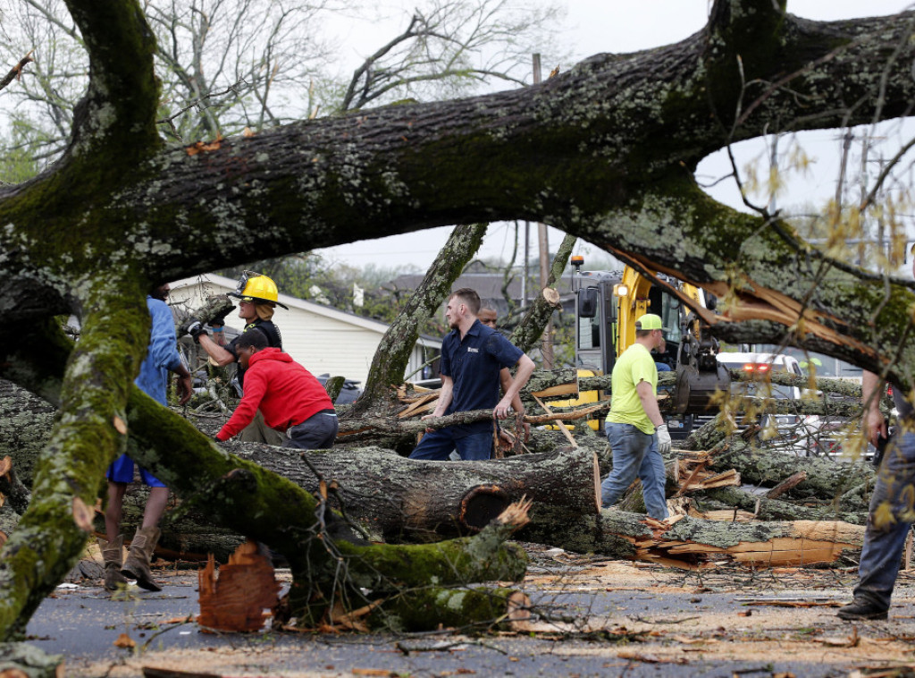 Broj žrtava tornada u SAD porastao na 18