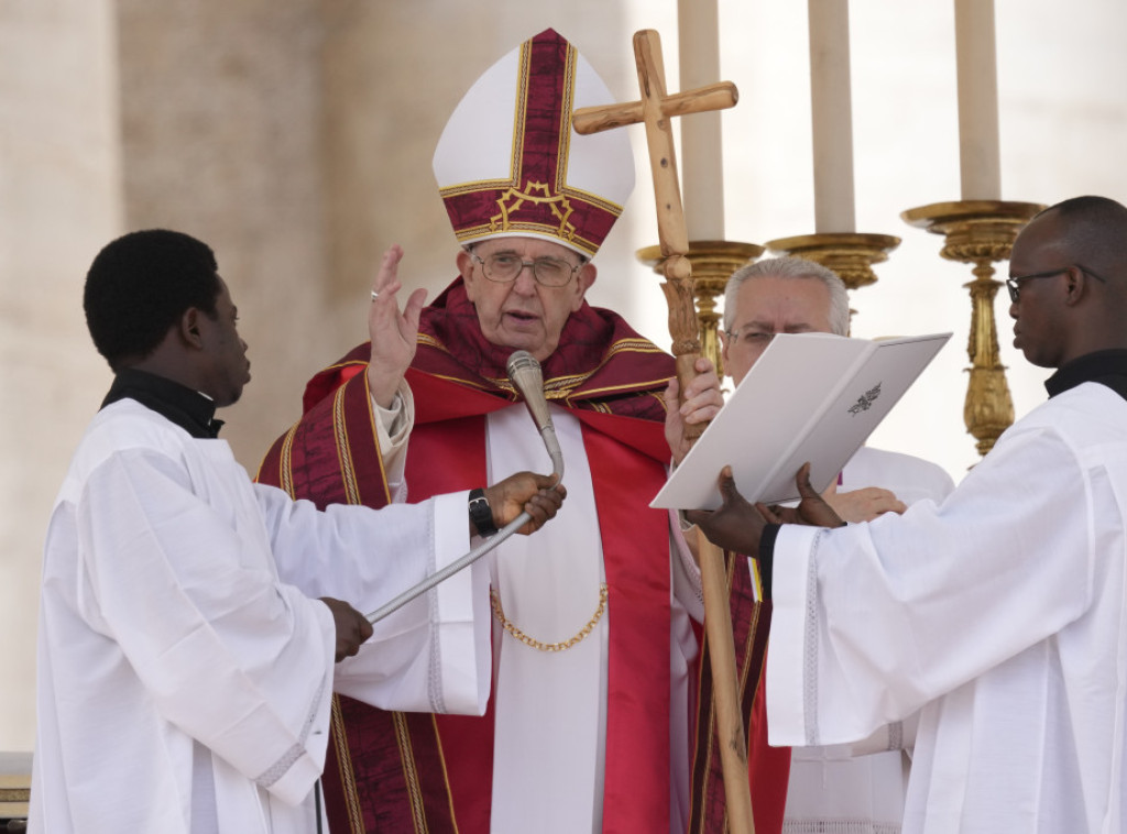 Papa na praznik Cveti predvodio misu na Trgu Svetog Petra u Rimu