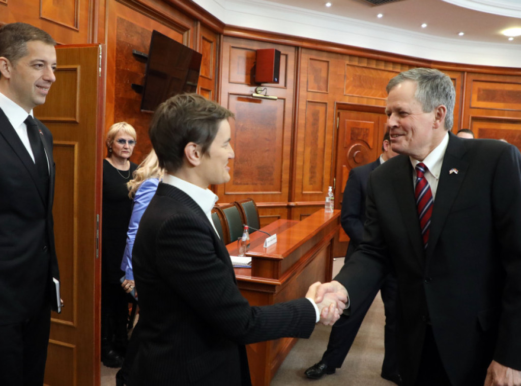 Premijerka Brnabić se sastala sa senatorom Dejnsom, razgovarali o unapređenju bilateralne saradnje