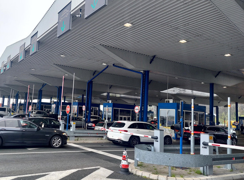 AMSS: Oprez zbog odrona, višesatna zadržavanja teretnih vozila na izlazu iz zemlje