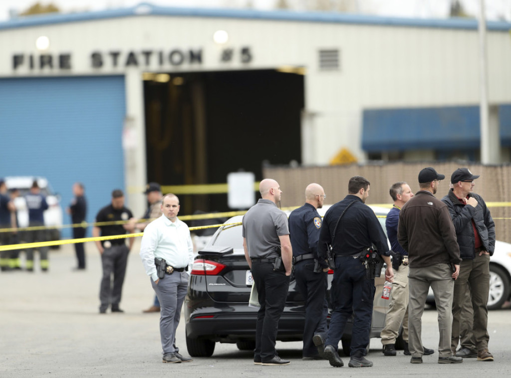 Muškarac u Severnoj Kaliforniji oteo dvoje talaca, jednog ubio, ranio policajca, pa se predao