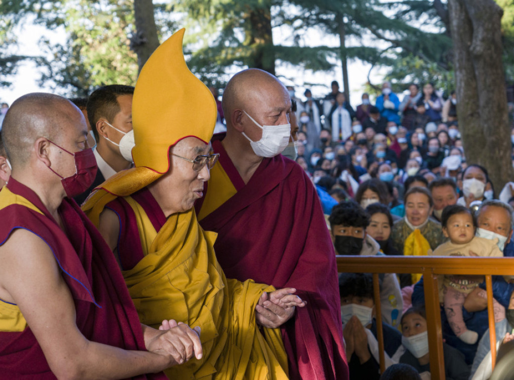 Dalaj Lama se izvinio nakon što je tražio dečaku da mu poljubi jezik