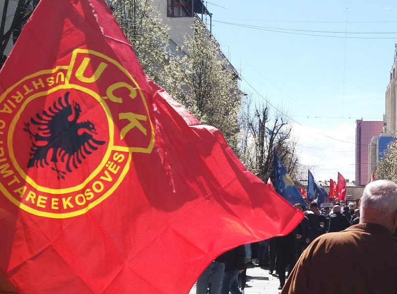 Zastave tzv. OVK širom Kosova i Metohije kao podrška optuženima u Hagu
