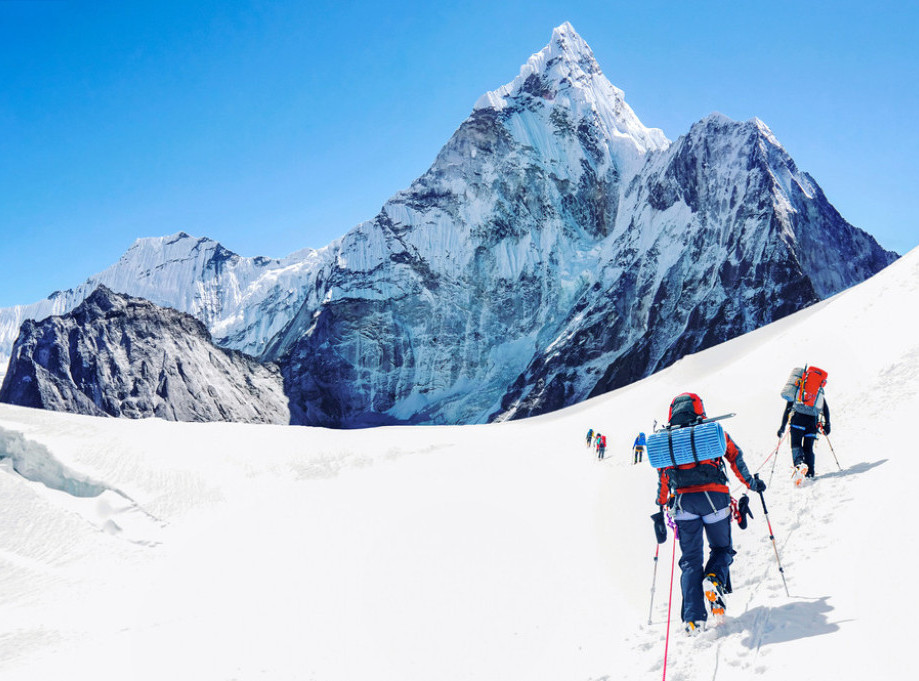 Tri nepalska šerpasa nestala na Mont Everestu nakon što ih je zatrpala lavina