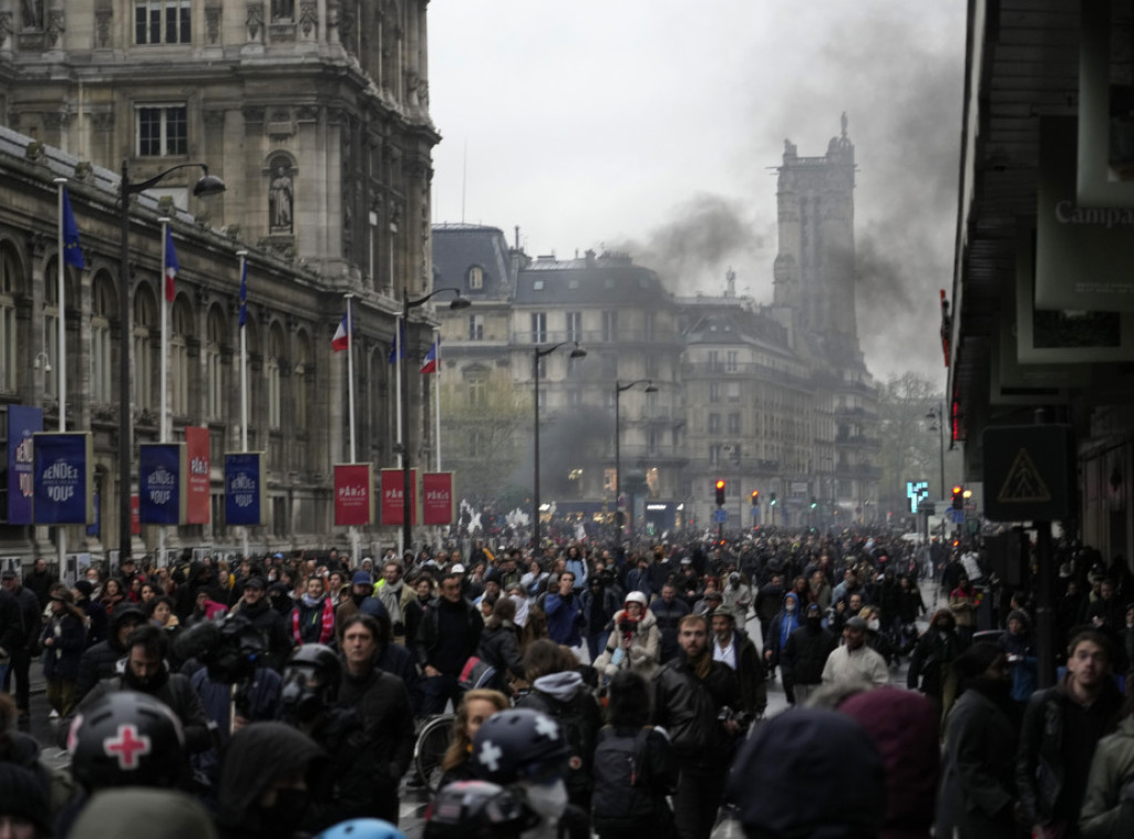 Pariz: Hiljade Francuza protestovalo ispred zgrade Gradskog veća nakon podrške Ustavnog suda penzionoj reformi