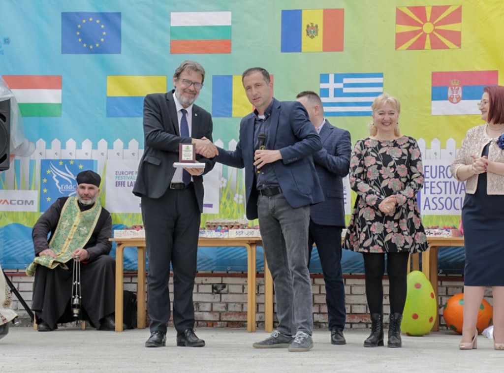 Ministar Žigmanov učestvovao na Međunarodnom dečijem Uskršnjem festivalu u Bosilegradu