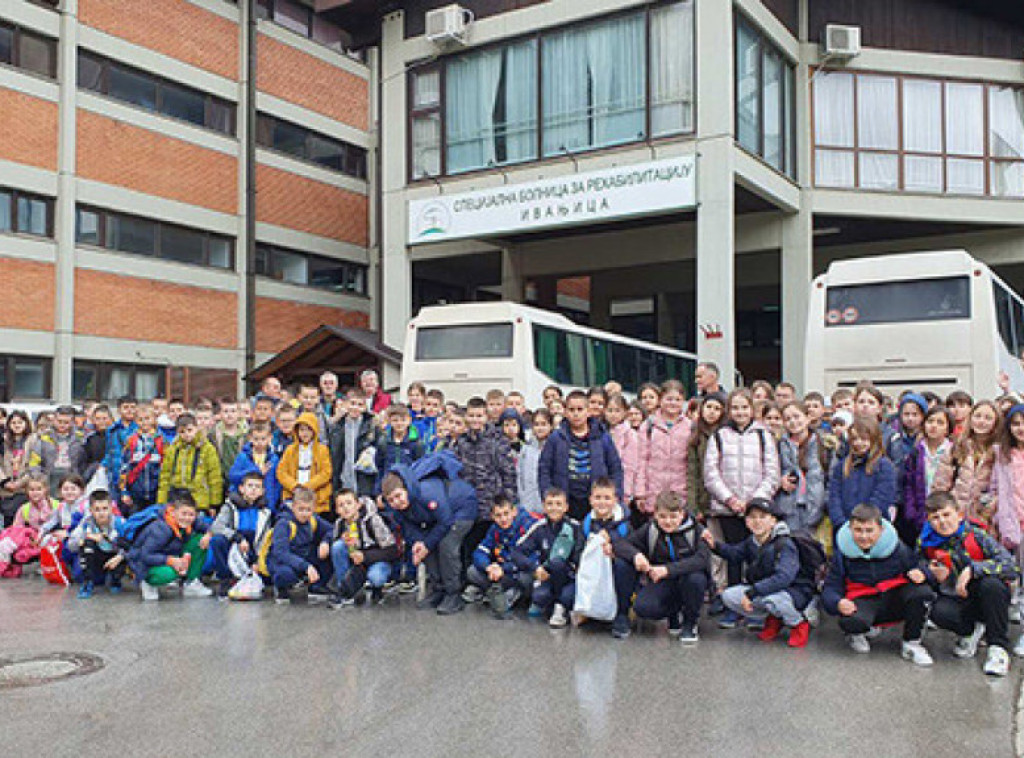 Kancelarija za KiM obezbedila školu plivanja i boravak u Ivanjici za 500 dece