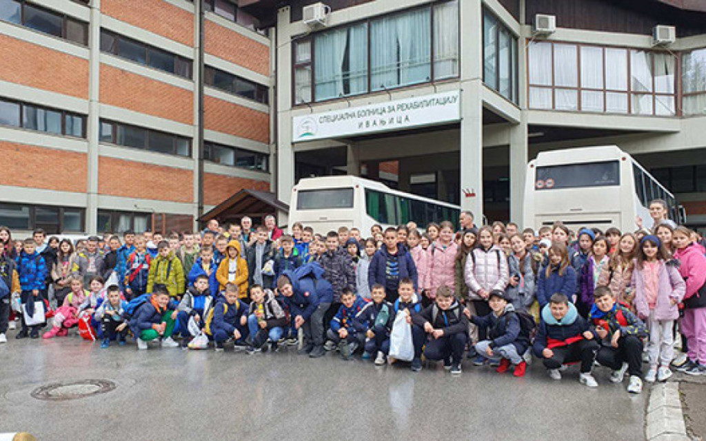 Kancelarija za KiM obezbedila školu plivanja i boravak u Ivanjici za 500 dece