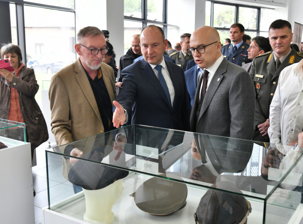 U Istorijskom arhivu Novog Sada otvorena izložba "Vojne kape i šlemovi od sredine 19. veka do danas"