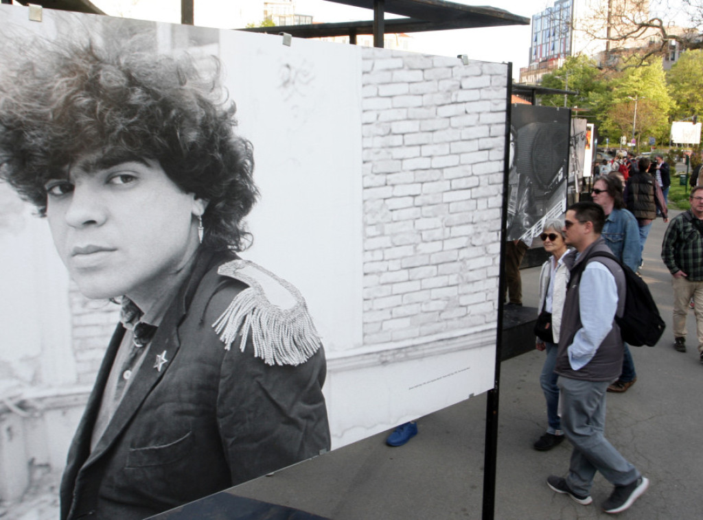 Izložba posvećena Dušanu Kojiću "Koja: Ja imam šarene oči" otvorena ispred Umetničkog paviljona "Cvijeta Zuzorić"