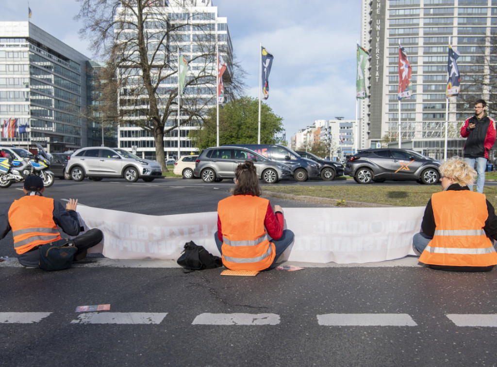 Aktivisti protiv klimatskih promena lepe se za puteve u Berlinu