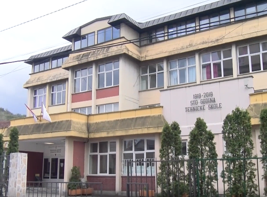 Aktiviran biber sprej u zgradi škole u Novom Pazaru, đaci pušteni kući