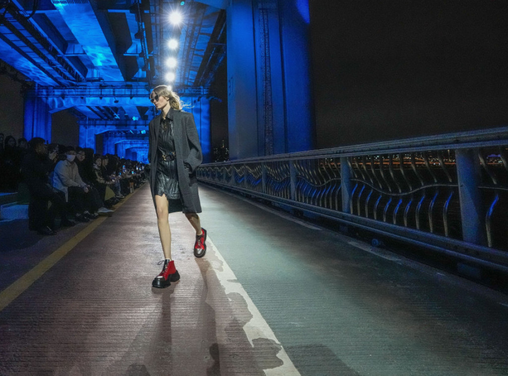 Luj Viton održao prvu reviju u Južnoj Koreji, manekenke prošetale modele na mostu u Seulu