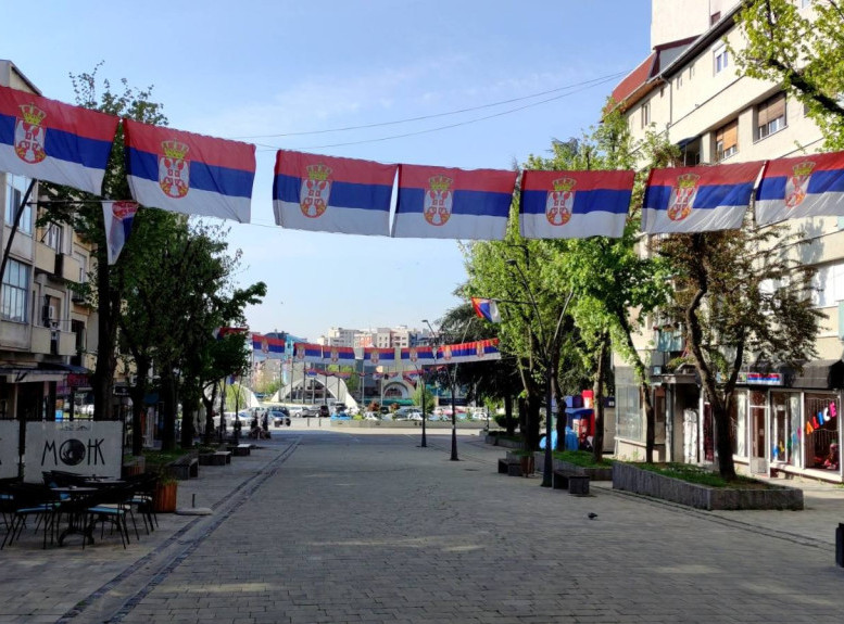 Nove srpske zastave postavljene u severnom delu Kosovske Mitrovice