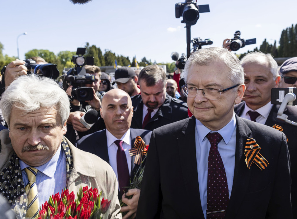 Poljska: Demonstranti sprečili ruskog ambasadora da položi venac povodom Dana pobede