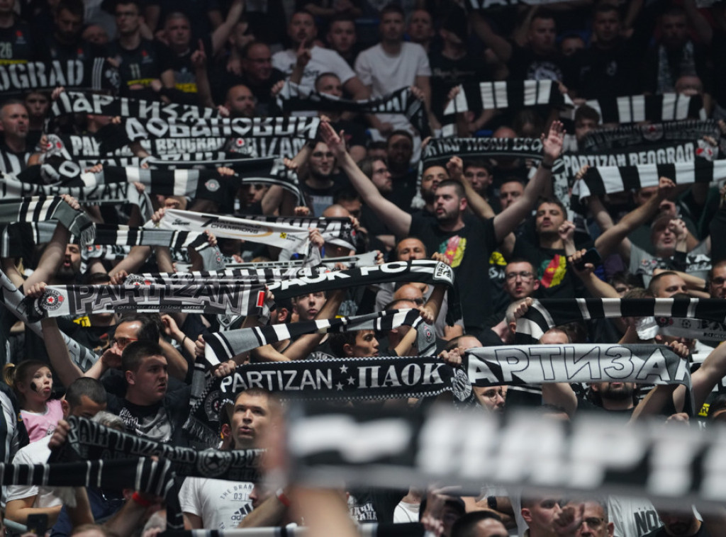 Grupa navijača dočekala košarkaše Partizana na aerodromu, uprkos porazu od Reala