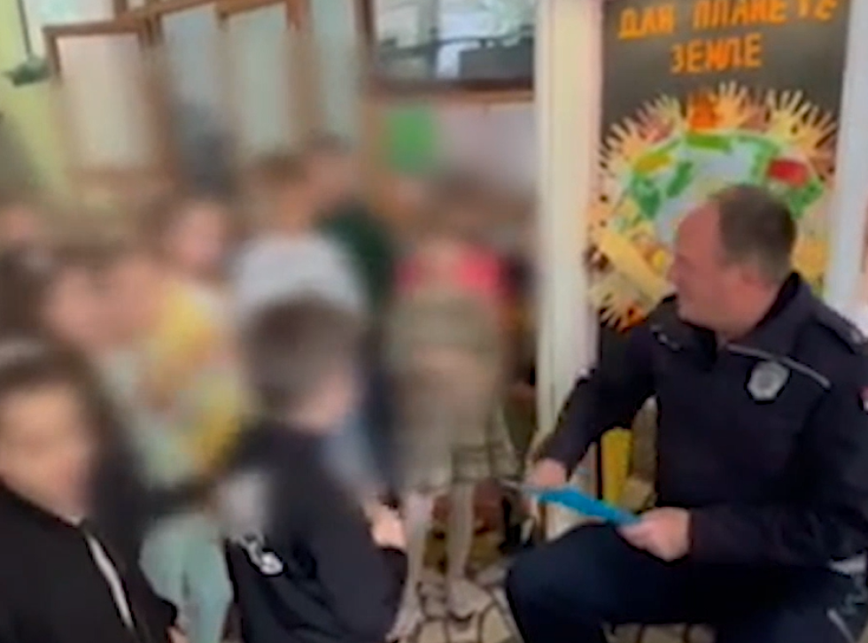 Mališani OŠ "Branko Radičević" u Novom Sadu priredili rođendansku zabavu školskom policajcu