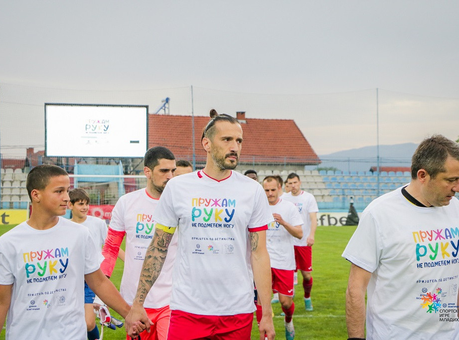 Fudbaleri Radnika i Mladosti podržali kampanju "Pružam ruku, ne podmećem nogu"