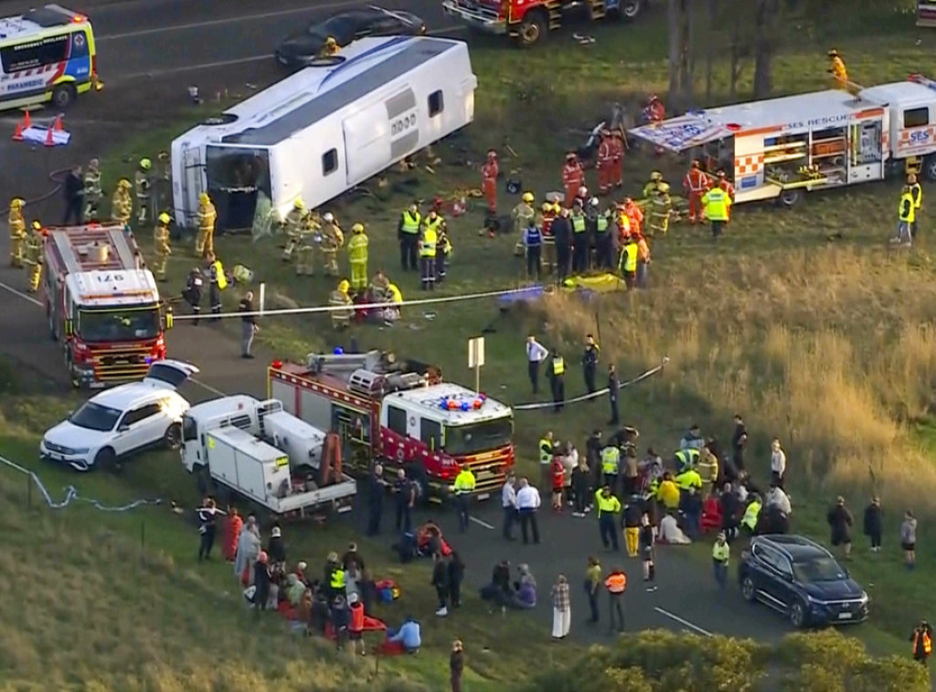 U Melburnu kamion udario u školski autobus, 18 učenika hospitalizovano